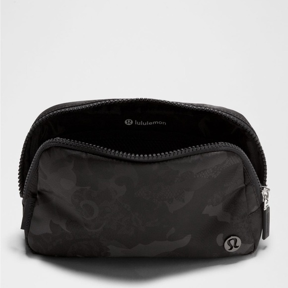 NWT LULULEMON EVERYWHERE BELT BAG 
COLOR HIDDEN HERITAGE LACE BLACK MULTI/BLACK - Picture 5 of 9